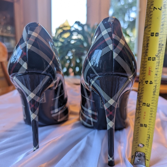 Heels - Picture 4 of 9